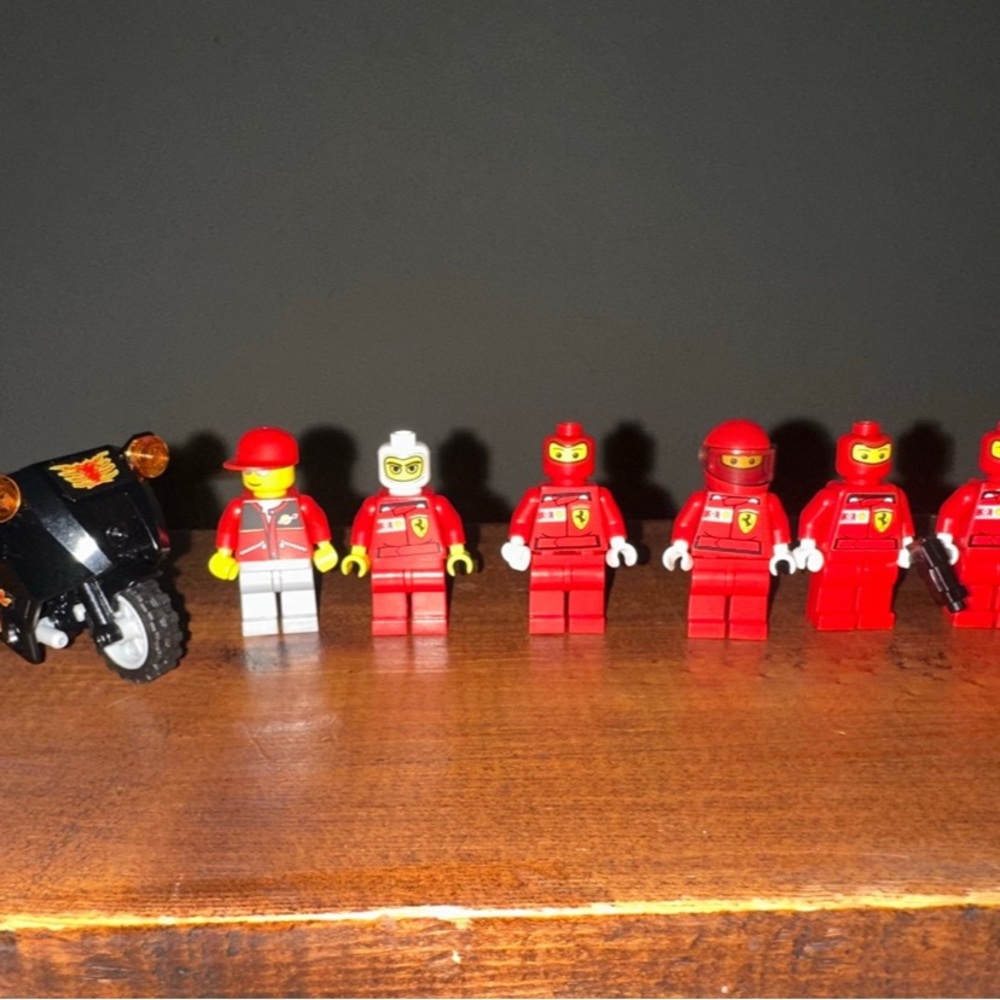 LEGO Racing Team Set - Picture 1 of 3